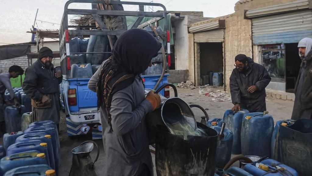 Panik Krisis Energi, Warga India Serbu SPBU dan Borong BBM