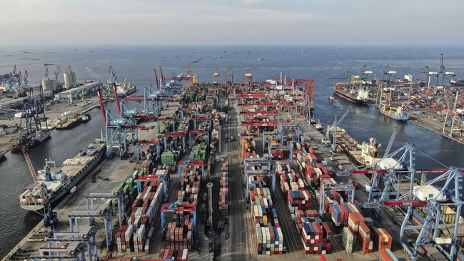 Menjelang Lebaran 2026, aktivitas logistik di pelabuhan utama meningkat signifikan, Pelaku usaha siapkan strategi untuk kelancaran distribusi barang.