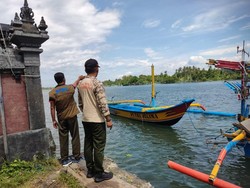 Sejumlah Perahu Nelayan di Pantai Air Kuning Terbalik Disapu Angin Kencang