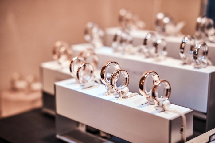 Pilih desain perhiasan emas yang klasik dan timeless sehingga mudah untuk dijual kembali dan nilainya tidak turun drastis. / Foto: Freepik.com/fxquadro