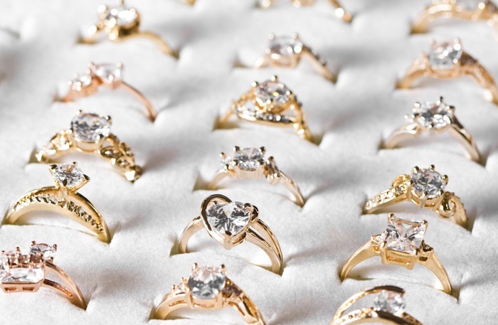 Pilih perhiasan emas yang asli, dijual di tempat yang terpercaya yang mendapat izin resmi dari Otoritas Jasa Keuangan (OJK)./ Foto: Freepik.com/jannoon028