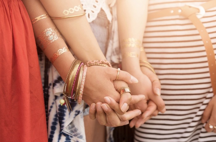 Pilih perhiasan emas yang mudah dipadukan dengan berbagai outfit dan cocok dikenakan di berbagai kesempatan./ Foto: freepik.com/gpointstudio