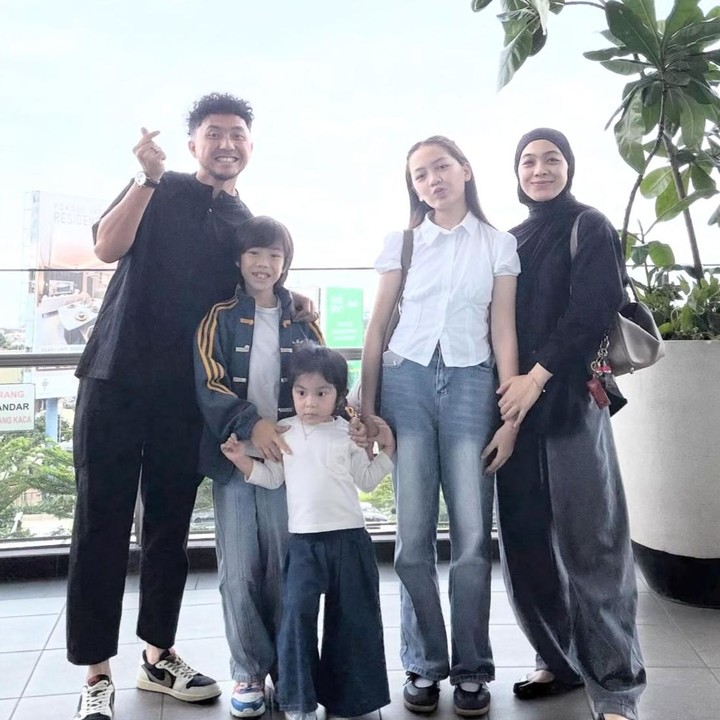 <p>Pasangan artis Ananda Omesh dan Dian Ayu Lestari resmi mengikat janji sucinya pada 8 Juli 2012. Lebih dari sepuluh tahun menjalani kehidupan rumah tangga, kebahagiaan keduanya kini semakin lengkap dengan kehadiran tiga orang anak yang memiliki nama indah. (Foto: Instagram @dianayulestari)</p>