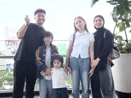 Potret Kompak 3 Anak Omesh & Dian Ayu Punya Nama yang Indah, dari Embun hingga Bulan
