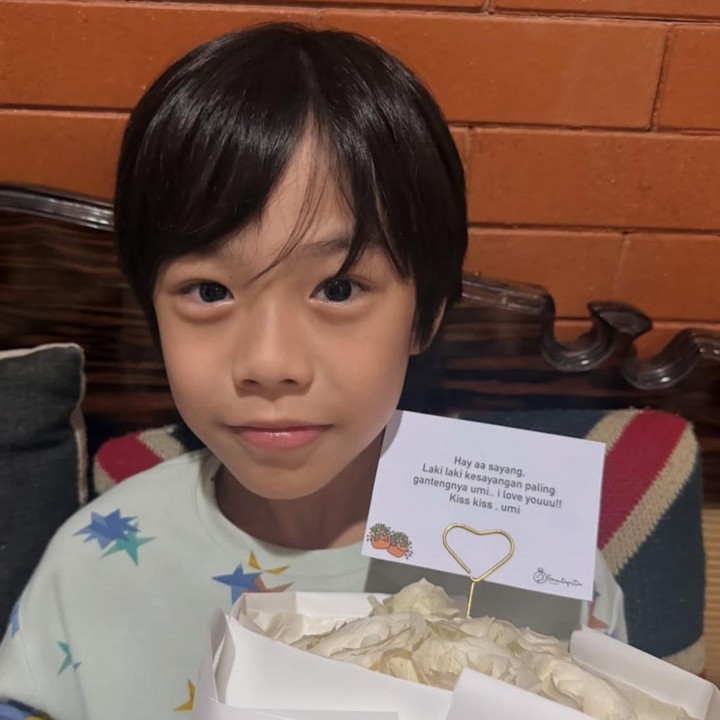 <p>Empat tahun setelah kelahiran anak pertama, Omesh dan Dian kembali dikaruniai anak kedua yang diberi nama Btara Langit Anandayu. Omesh sempat menjelaskan arti di balik nama indah sang putra. "Btara itu berarti dewa atau kegagahan, sedangkan Langit sumber kehidupan karena ada hujan dan matahari, lalu Anandayu itu anak yang tercinta tapi padahal mah singkatan nama kita," ungkap Omesh, dikutip dari laman <em>detikcom</em>. (Foto: Instagram @dianayulestari)</p>