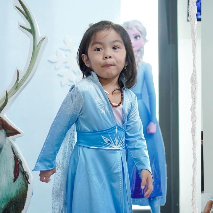 <p>Dian Ayu menyambut anak ketiganya yang berjenis kelamin perempuan pada 10 Juli 2022 di usia 36 tahun. Putri ketiga mereka juga diberi nama yang indah dan unik, yaitu Btari Bulan Anandayu. Nama Bulan dimaknai sebagai sosok yang mampu menerangi dengan cahaya yang terang, Btari berarti dewi yang cantik, sementara Anandayu memiliki arti tersayang dan cantik. (Foto: Instagram @dianayulestari / @omeshomesh)</p>