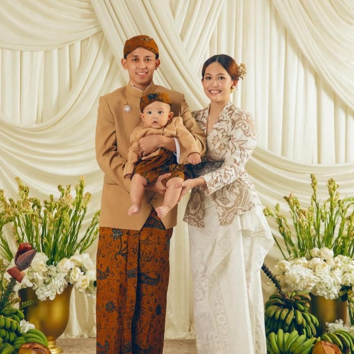 <p>Pasangan pebulu tangkis Ribka Sugiarto dan Rian Ardianto resmi melangsungkan pernikahan mereka pada 28 September 2024. Kebahagiaan keduanya kini semakin lengkap dengan kehadiran anak pertama, Muhammad Rayven Cavero Ardianto, yang lahir membawa warna baru bagi keluarga kecil mereka. (Foto: @byjatidiriono via Instagram @ribkasugiarto / @rianardianto)</p>