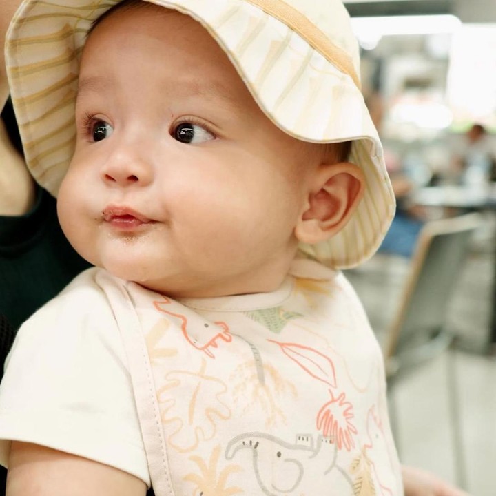 <p>Dalam salah satu potretnya, Rayven terlihat super menggemaskan saat mengenakan topi bucket serta celemek yang menempel di lehernya. Wajah tampan dengan pipinya yang&nbsp;<em>chubby</em> membuat netizen ikut terhanyut gemas melihatnya, Bunda. (Foto: Instagram @ribkasugiarto)</p>