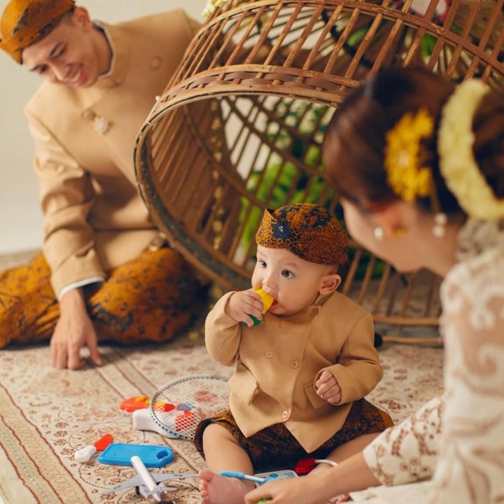 <p>Belum lama ini, Ribka dan suaminya menggelar acara tedak siten untuk putra mereka, Rayven. Si Kecil ini tampil dengan beskap cokelat muda yang dipadukan dengan kain batik. Saat prosesi memilih berbagai benda yang diletakkan di dalam kurungan, Rayven rupanya memilih jagung nih, Bunda. "7 bulanan Tedak siten mas Rayven, pilihan banyak yang dipilih tetep jagung," tulis Ribka melalui unggahan di Instagram. (Foto: @byjatidiriono via Instagram @ribkasugiarto / @rianardianto)</p>