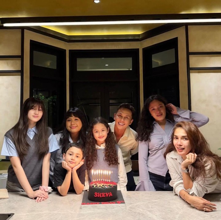 <p>Anak-anak Ussy dan Andhika diberi nama Shakeela Eleanor Ameera, Sheva Elmira Lorrenia, dan Sakalingga Ibra Pratama. Sementara itu, kedua putri Ussy dari pernikahannya terdahulu bernama Nur Amalia Putri dan Shafa Al Zahra. (Foto: Instagram @ussypratama)</p>