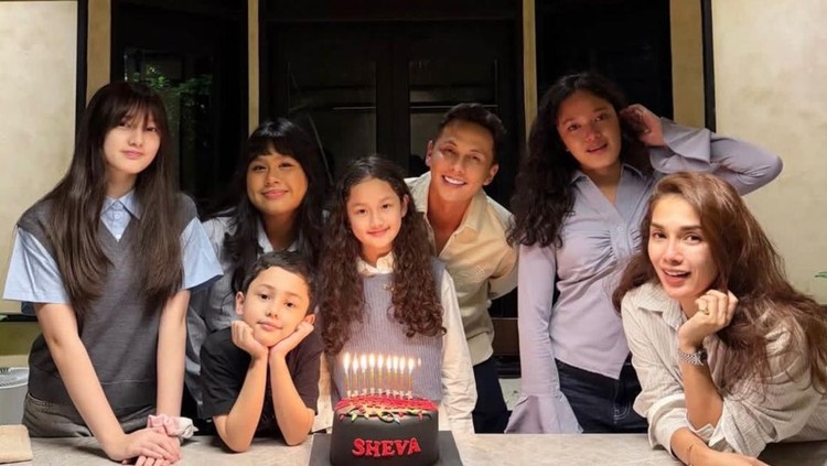 Potret Ussy Sulistyawati & Andhika Pratama Bareng 5 Anak