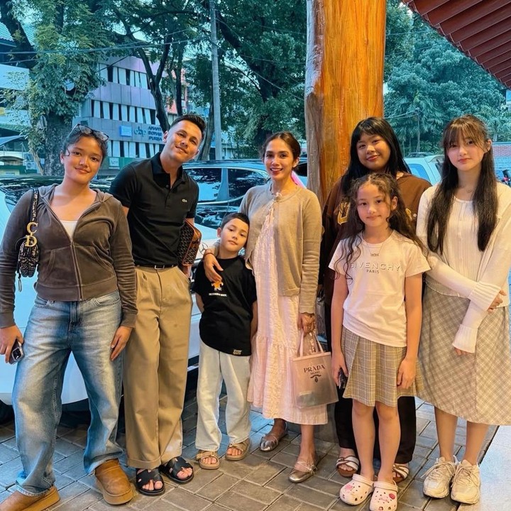 <p>Pasangan artis Ussy Sulistyawati &amp; Andhika Pratama resmi menikah pada 21 Januari 2012. Empat belas tahun mengarungi bahtera rumah tangga, keduanya kini telah dikaruniai tiga orang anak, yaitu dua putri dan satu putra. Selain itu, Ussy juga memiliki dua putri dari pernikahan sebelumnya. (Foto: Instagram @ussypratama)</p>