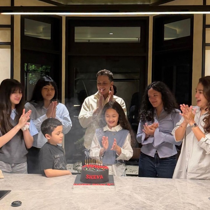 <p>Melihat dari beberapa unggahan di Instagram, Ussy pun tak jarang membagikan momen bersama keluarganya. Salah satunya terlihat saat ia membagikan potret bersama suami dan kelima anak mereka saat merayakan ulang tahun putri keempatnya, Sheva yang genap berusia 9 tahun. "Selamat ulang tahun cinta ku, incesss Sheva si anak cewe paling rame di rumah, paling iseng, paling spontan, paling ceriwis, tapi hatinya lembut banget. Udah 9 tahun aja kamu. Ah pengennya kamu tetep jadi bayik terus yang kalo mau bobo pasti pegangin gelang atau kalung mama," ungkap Ussy. (Foto: Instagram @ussypratama)</p>