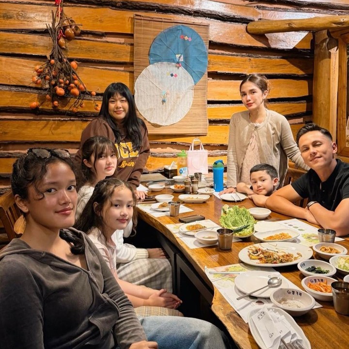 <p>Potret keluarga Ussy dan Andhika bersama kelima anaknya langsung mencuri perhatian netizen. Bahkan, ada yang menyebut mereka sebagai keluarga <em>good looking</em>, Bunda. "Keluarga<em> good looking</em>, bahagia selalu kak," kata <em>@tia***.</em> "Anak-anaknya cakep semua," ujar <em>@che***</em>. "MasyaAllah anaknya pada cakep-cakep bener," tambah <em>@int***</em>. (Foto: Instagram @ussypratama)</p>