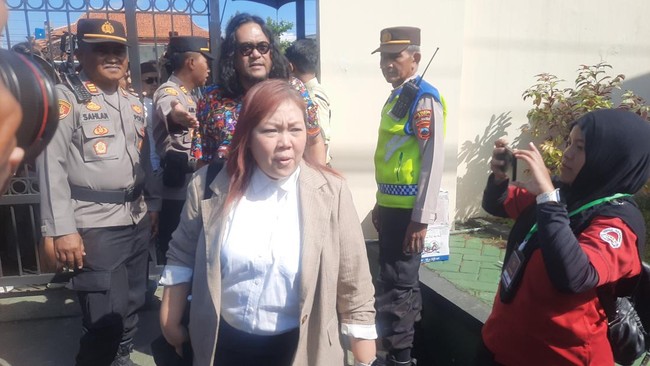 Putri Gus Dur, Inayah Wahid, dan Ketua BEM UGM, Tiyo Ardianto, hadir di PN Pati untuk mendukung terdakwa Botok dan Teguh dalam persidangan pemblokiran jalan