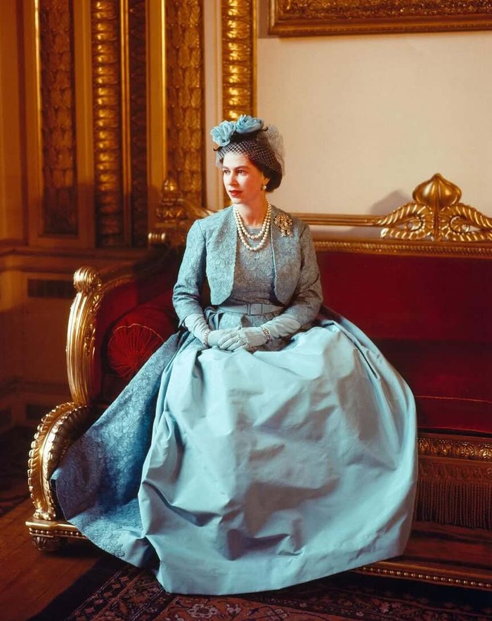 Ratu Elizabeth II mengenakan gaun biru rok krinolin dan jaket bolero senada di pernikahan saudaranya, Putri Margaret, pada tahun 1960./ Foto: vam.ac.uk/Cecil Beaton