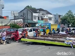 Reklame hingga Pohon Tumbang Diterjang Angin Kencang di Gowa