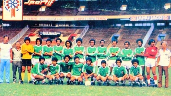 Legenda Timnas Indonesia, Riono Asnan, meninggal dunia di RSUD Sidoarjo. Ia dikenal sebagai bek tangguh dan pelatih yang cerdik.