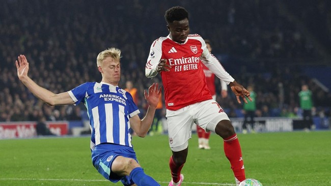 Persaingan juara Liga Inggris terus memanas usai Arsenal menang 1-0 sementara Manchester City imbang 2-2 pada laga tengah pekan matchday ke-29.