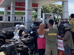 Warga Tapteng Serbu SPBU Takut BBM Langka, Stok Dipastikan Aman