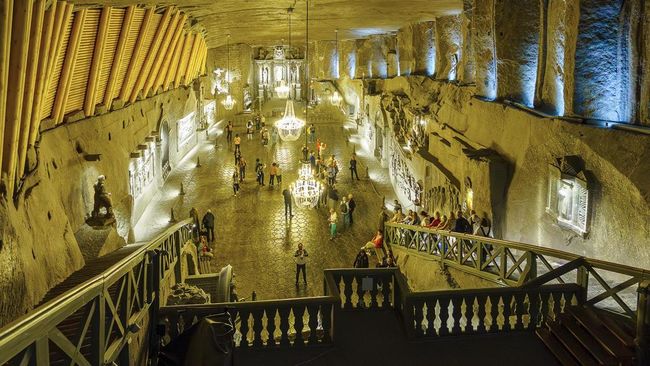 Tambang Garam Wieliczka di Polandia menyimpan dunia bawah tanah berisi kapel, patung garam, dan sejarah panjang sejak abad ke-13.