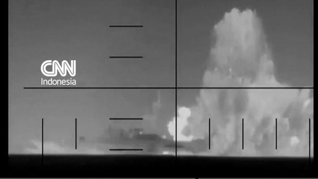 Detik-detik Kapal Perang Iran Tenggelam Dihantam Torpedo AS