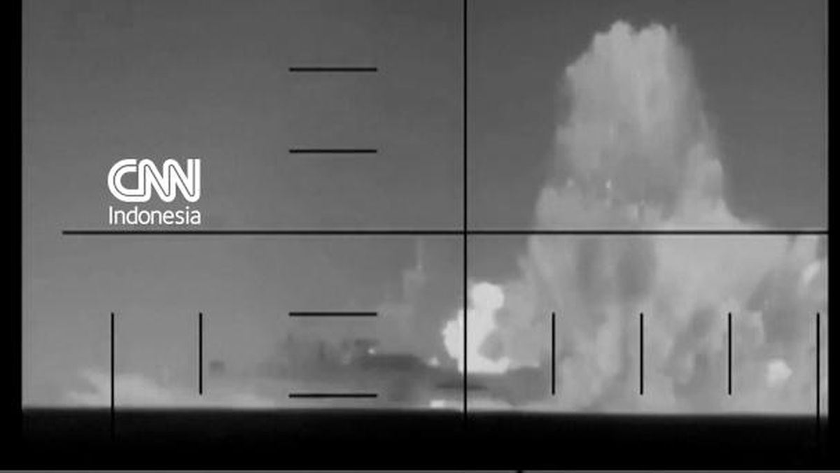 Detik-detik Kapal Perang Iran Tenggelam Dihantam Torpedo AS