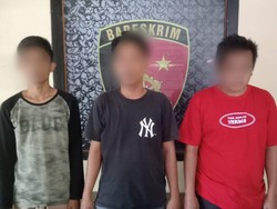 Asyik Main Judi Domino di Berugak Pinggir Jalan, 3 Pria Mataram Ditangkap