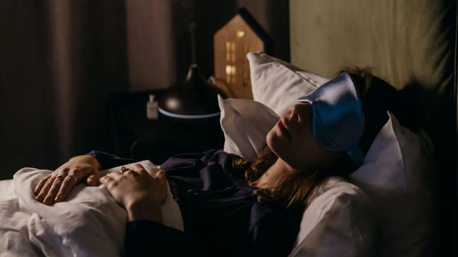 Sebaiknya matikan lampu kamar saat tidur. Jika belum terbiasa, berikut beberapa cara untuk beradaptasi tidur di ruangan gelap.