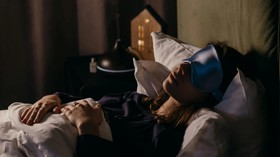 Sebaiknya matikan lampu kamar saat tidur. Jika belum terbiasa, berikut beberapa cara untuk beradaptasi tidur di ruangan gelap.