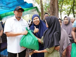Andre Rosiade Bagikan 300 Paket Sembako untuk Porter & Pekerja Bandara BIM
