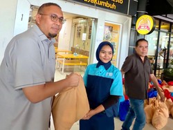 Andre Rosiade Bagikan 300 Paket Sembako untuk Porter & Pekerja Bandara BIM