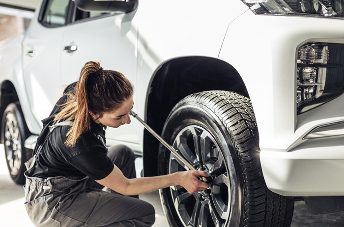 Ban yang kurang angin akan membuat kendaraan membutuhkan lebih banyak bahan bakar sehingga jika ban sudah kempes, maka bensin jadi semakin boros./ Foto: Freepik.com