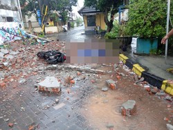 Bangunan Mangkrak di Kebraon Surabaya Ambruk Timpa Pemotor