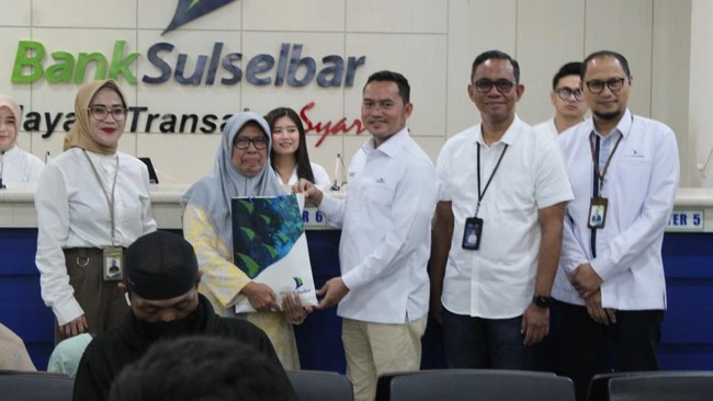 Komisaris Independen TASPEN, Ariawan, memonitor langsung penyerahan THR 2026 untuk 3,2 juta pensiunan di Makassar dengan layanan tambahan.