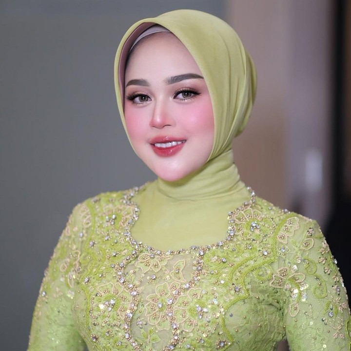 <p>Putri pesulab Limbad, Cecillia Gina Putri atau akrab disapa Cecil, kembali menorehkan prestasi di bidang pendidikan. Baru-baru ini, Cecil menjalani prosesi pengambilan sumpah profesi untuk menjadi dokter gigi di Universitas Trisakti, Bunda. (Foto: Instagram @cecilliagina)</p>