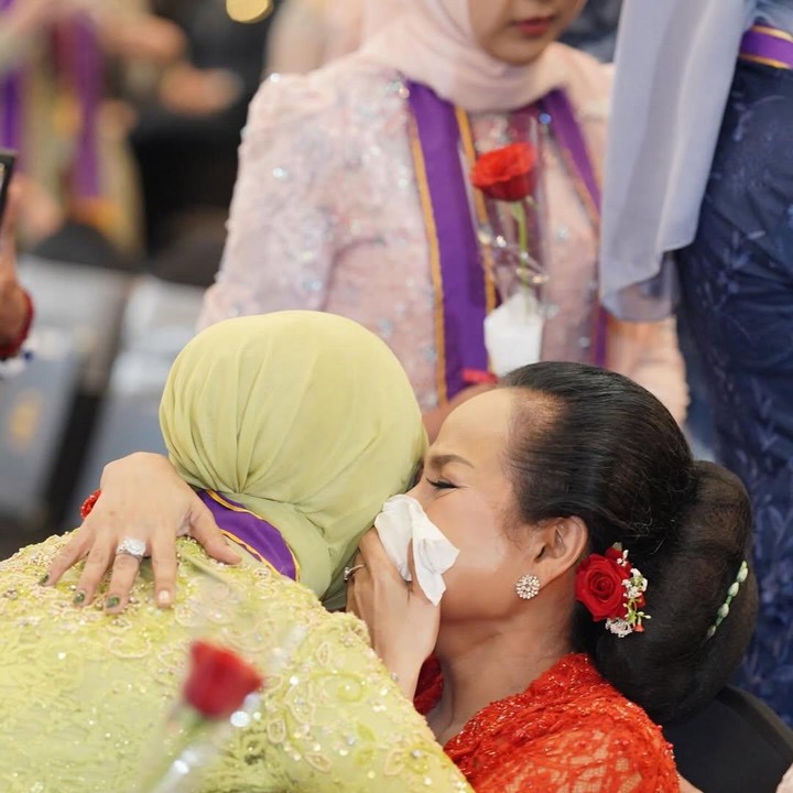 <p>Di momen pengambilan sumpah untuk menjadi dokter gigi ini, Cecil ditemani oleh keluarga besarnya, termasuk sang ayah Limbad dan ibundanya Susi Indrawati. Limbad dan istrinya terlihat begitu emosional hingga meneteskan air mata bahagia saat menghadiri acara ini. (Foto: Instagram @cecilliagina)</p>