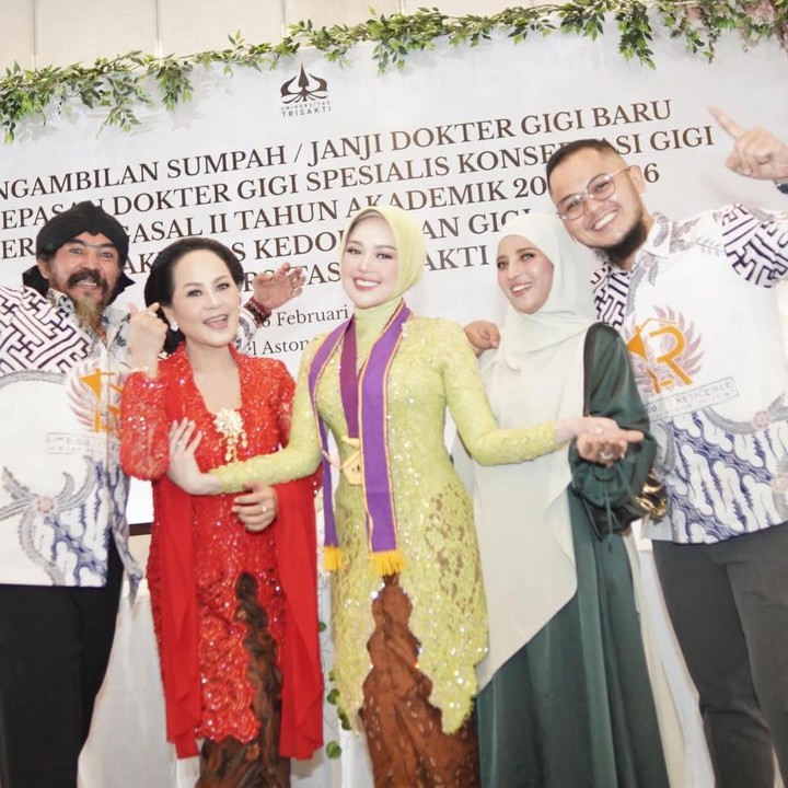 <p>Cecil diketahui pernah menyelesaikan pendidikan S1 Kedokteran Gigi di Universitas Trisakti. Pada November 2025, Cecil lulus S2 jurusan Administrasi Rumah Sakit (MARS) dari Universitas Respati Indonesia (URINDO). Setelah itu, Cecil melanjutkan studi untuk meraih profesi dokter gigi di Universitas Trisakti. (Foto: Instagram @cecilliagina)</p>