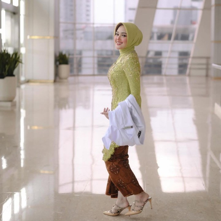 <p>Melalui unggahan di Instagram, Cecil membagikan momen usai menjalani prosesi pengambilan sumpah. Cecil tampil cantik mengenakan kebaya dan jilbab berwarna hijau lemon, yang dipadukan dengan rok dari kain jarik cokelat. (Foto: Instagram @cecilliagina)</p>