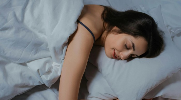 Ciri kepribadian orang yang mematikan lampu saat tidur. Mereka cenderung introvert/Foto: pexels.com/Hanna Pad
