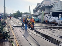 Tiang Listrik dan Baliho Roboh Berhasil di Evakuasi, Lalu Lintas Kembali Normal