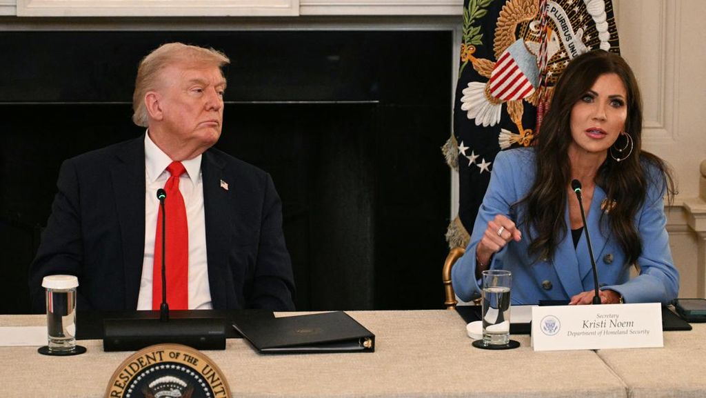 Trump Pecat Menteri Keamanan Dalam Negeri Kristi Noem
