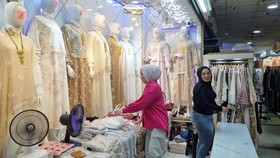 Tren Baju Lebaran 'Gamis Bini Orang' Jadi Buruan di Pasar Tanah Abang