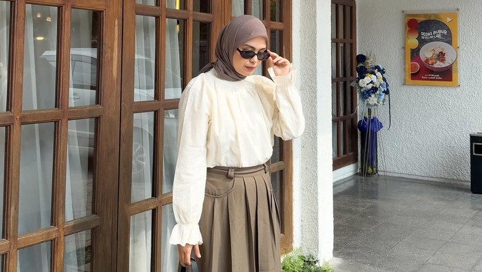 Get The Look: Ide Outfit Bukber Bernuansa Earth Tone yang Simpel ala Vebby Palwinta