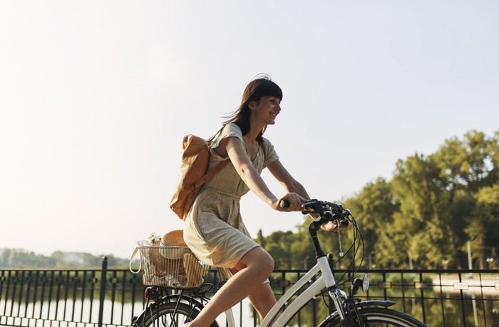 Gunakan sepeda atau jalan kaki jika lokasi tujuanmu cukup dekat, karena rendah emisi dan tidak perlu beli bensin./ Foto: Freepik.com/ArthurHidden