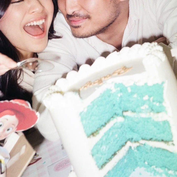 <p>Selain tulisan di layar TV, Hanggini dan suami juga menyiapkan <em>cake</em> putih dengan isian dalam berwarna biru muda. Warna isian <em>cake</em> ini merujuk pada jenis kelamin laki-laki. Perlu diketahui, acara gender reveal ini ternyata sudah dilangsungkan Hanggini pada Desember 2025 atau sebulan sebelum mengumumkan kehamilannya ke publik. (Foto: Instagram @hanggini)</p>