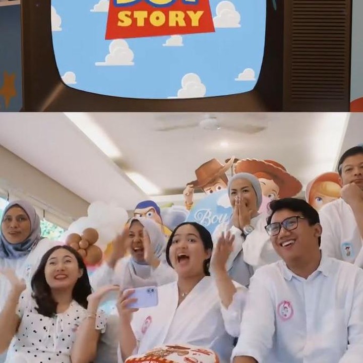 <p>Hanggini dan Luthfi Aulia bakal dikaruniai anak laki-laki, Bunda. Untuk mengumumkan jenis kelamin anak pertamanya ke keluarga dan teman, Hanggini dan suami memanfaatkan layar televisi. Ia memutar perhitungan mundur dengan latar video<em> Toy Story</em>. Saat hitungan mundur selesai, muncul tulisan di layar televisi. "<em>It's Boy Story,</em>" demikian isi tulisan. (Foto: Instagram @hanggini)</p>