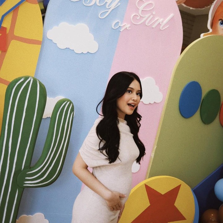 <p>Hanggini mengaku sudah tak sabar untuk bertemu dengan anak pertamanya. Ia berharap bayinya lahir dalam kondisi sehat. "Tak sabar untuk bertemu bayi kami&hellip; BOY! <em>Bismillah</em>, semoga kamu selalu sehat, aman, dan terlindungi. Aamiin," tulis Hanggini dalam caption unggahan di Instagram. (Foto: Instagram @hanggini)</p>