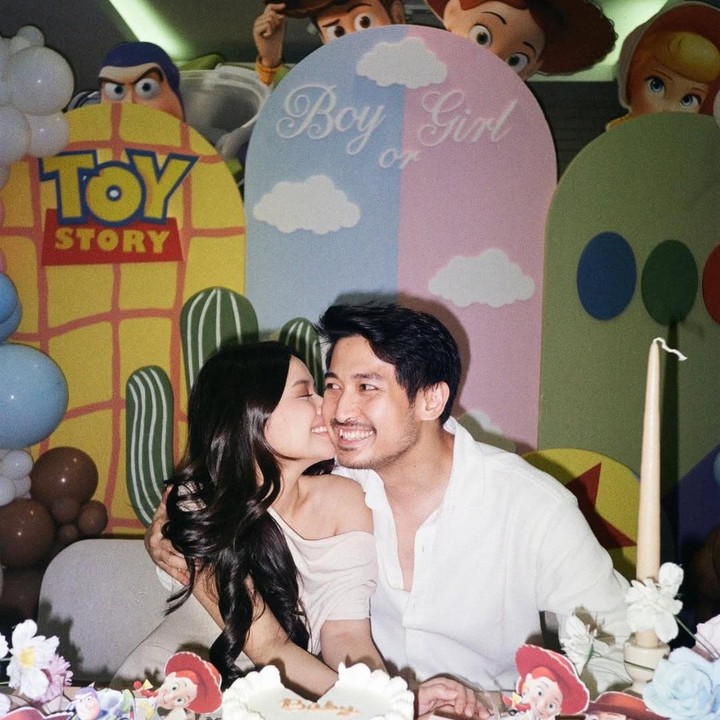 <p>Artis Hanggini dan suaminya Luthfi Aulia sebentar lagi dikaruniai anak pertama, Bunda. Jelang hari bahagia, Hanggini dan suami menggelar acara <em>gender reveal</em> sederhana yang hanya dihadiri keluarga dan teman dekat. (Foto: Instagram @hanggini)</p>