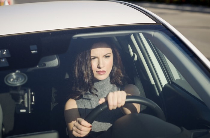 Coba berkendara dengan lebih santai. Hindari langsung menginjak pedal gas terlalu cepat ketika lalu lintas berubah hijau karena pemakaian bahan bakar jadi semakin boros./ Foto: Freepik.com/javi_indy